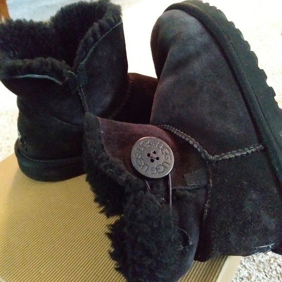 UGG Boots size 5 - Picture 2 of 7
